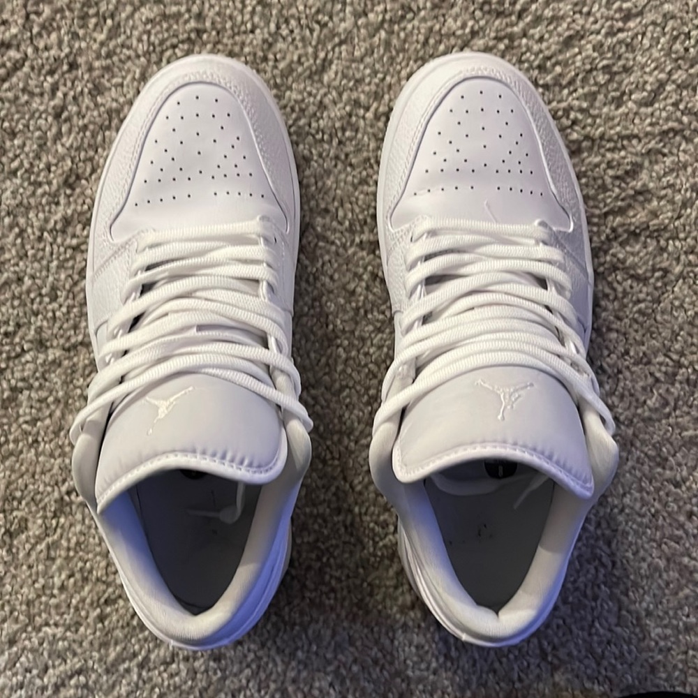 Air Jordan 1 Low ‘Triple White’